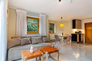 ein Wohnzimmer mit Sofa und Tisch in der Unterkunft Donauliebe in Sigmaringen