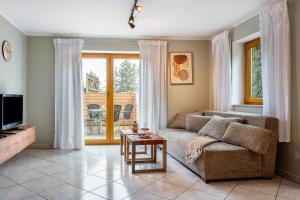 ein Wohnzimmer mit Sofa und Tisch in der Unterkunft Donauliebe in Sigmaringen