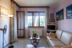 a living room with a couch and a tv at Casa Cesarina in Massa