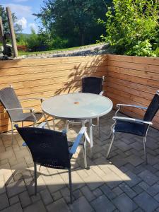 ein weißer Tisch und Stühle auf einer Terrasse in der Unterkunft Donauliebe in Sigmaringen