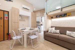 a living room with a table and a couch at Zelda Casa Vacanza in Giovinazzo