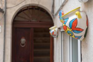 a door with a mask on the side of a building at Zelda Casa Vacanza in Giovinazzo