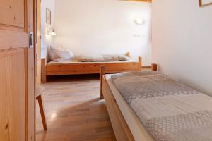 a bedroom with two beds in a room at Appartement Egart 2 in Resia