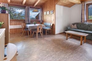 a living room with a table and a couch at Appartement Egart 2 in Resia