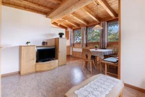 a living room with a television and a table at Appartement Egart 2 in Resia
