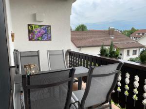 a balcony with a table and chairs on a balcony at Hopfenglück in Tettnang
