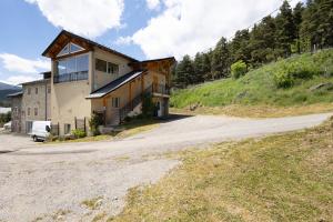 a house on a hill next to a dirt road at Le Calmadou in Formiguères
