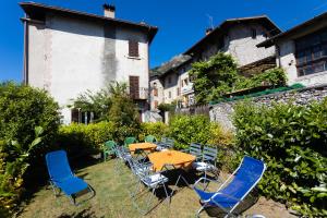 a table and chairs in a yard next to a building at Casa Rita app 1 in Tremosine Sul Garda