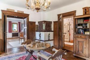 a living room with a table and a chandelier at Apartment Villa Stumm in Stumm