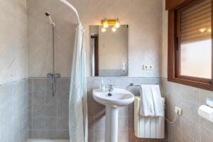 a bathroom with a sink and a shower at Casa Rural La Abubilla in Valdelaguna +24 photos