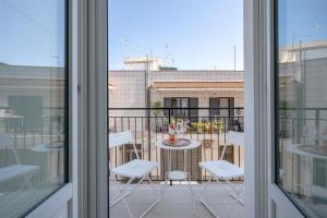 a balcony with two chairs and a table on a balcony at Casita Lemos in Triggianello