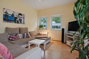 a living room with a couch and a tv at Forst Entdecken in Forst
