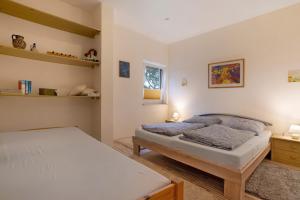 a bedroom with two beds and a window at Forst Entdecken in Forst