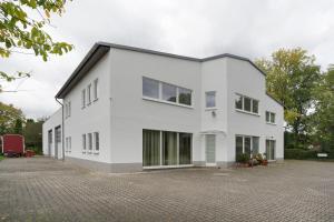a white house with a driveway at Forst Entdecken in Forst