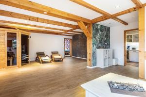 an open living room with wooden ceilings and wooden floors at Ferienwohnung Silberborth mit Sauna in Seesen