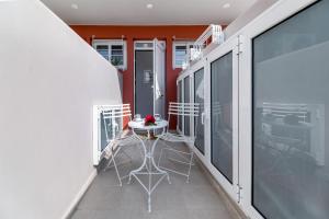 a small balcony with a table and chairs on it at Mella Roa - Teal studio in Nydri