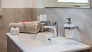 a bathroom sink with towels on top of it at Meine Bleibe Apartment Terra in Appiano sulla Strada del Vino