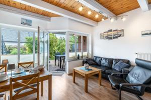 a living room with a couch and a table at Kleiner Leuchtturm - Steuerbord in Fehmarn