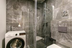 a bathroom with a washing machine and a shower at Hotel zur Panke Wohnung 1 in Kolonie Röntgental