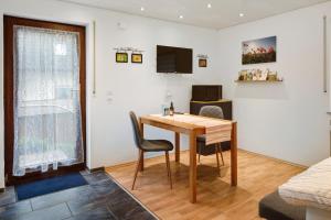 a dining room with a table and chairs in a room at Gelis Ferienwohnung in Ihringen