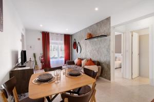 a living room with a table and a couch at Apartamento Brisas Do Mar in Porches