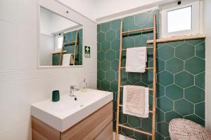 a bathroom with a sink and a mirror at Apartamento Brisas Do Mar in Porches +16 photos