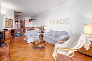 a living room with two couches and a coffee table at Casa Erica in Palau