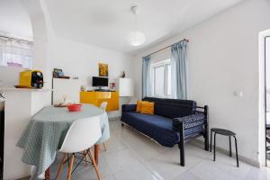 a living room with a blue couch and a table at Apartamento Carrapateira in Bordeira