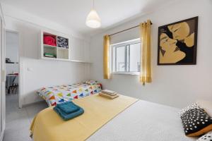 a bedroom with two beds and a window at Apartamento Carrapateira in Bordeira
