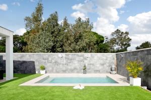a backyard with a swimming pool and grass at Villa Edén in La Muela