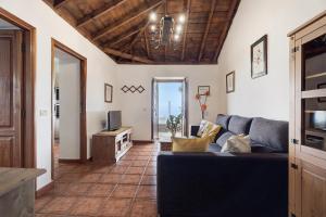 a living room with a couch and a tv at Casa El Naranjo Viejo in Tijarafe
