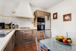 a kitchen with a bowl of fruit on a table at Casa El Naranjo Viejo in Tijarafe