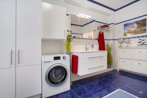 a laundry room with a washing machine and a sink at Apartment Nordstern in Baabe