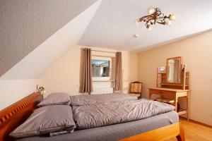 a bedroom with a bed and a window at Ferienhaus Allgäuperle in Altusried