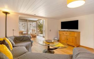 a living room with a couch and a flat screen tv at Ferienhaus Allgäuperle in Altusried