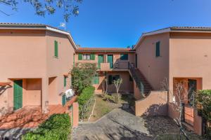 an exterior view of a building with stairs at Appartamento a Cavo sul mare in Cavo