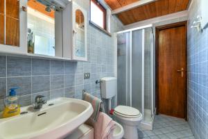 a bathroom with a sink and a toilet at Appartamento a Cavo sul mare in Cavo +14 photos