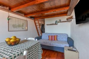 a living room with a table and a couch at Appartamento a Cavo sul mare in Cavo