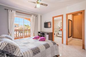 a bedroom with a bed with pink towels on it at Casa las Bahias in Llucmajor