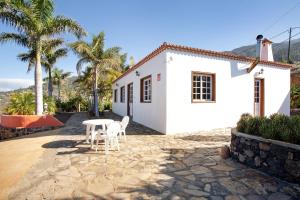 a white house with two chairs and a table at Casita Ariadna in Tijarafe