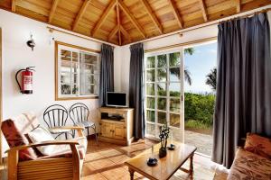 a living room with a couch and a tv at Casita Ariadna in Tijarafe