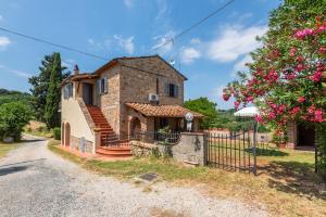 an external view of a house with a gate at Pietraserena - San Gimignano in San Gimignano