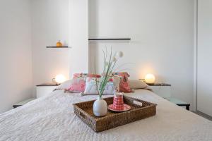 a bedroom with a white vase on a bed at Apartamento Albatros in Cambrils +18 photos