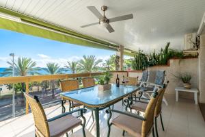 a dining room with a table and chairs on a balcony at Apartamento Albatros in Cambrils