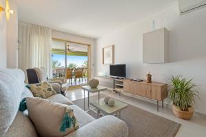 a living room with a couch and a tv at Apartamento Albatros in Cambrils