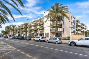 a row of cars parked in front of a building at Apartamento Albatros in Cambrils