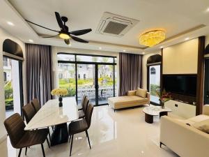 a living room with a ceiling fan and a table at V3K03 Sonasea Vân Đồn in Thâm Câu