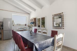 a kitchen and dining room with a table and chairs at Finca El Porvenir in El Gastor