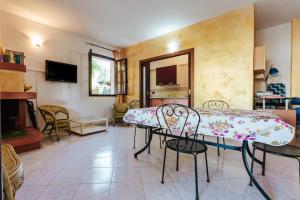 a living room with a table and chairs at Casa Vacanze Villa Carola in Quartu SantʼElena