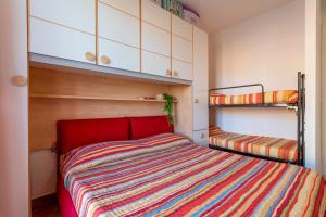 a small bedroom with a bed and two bunk beds at Gio's Apartment in Castelsardo